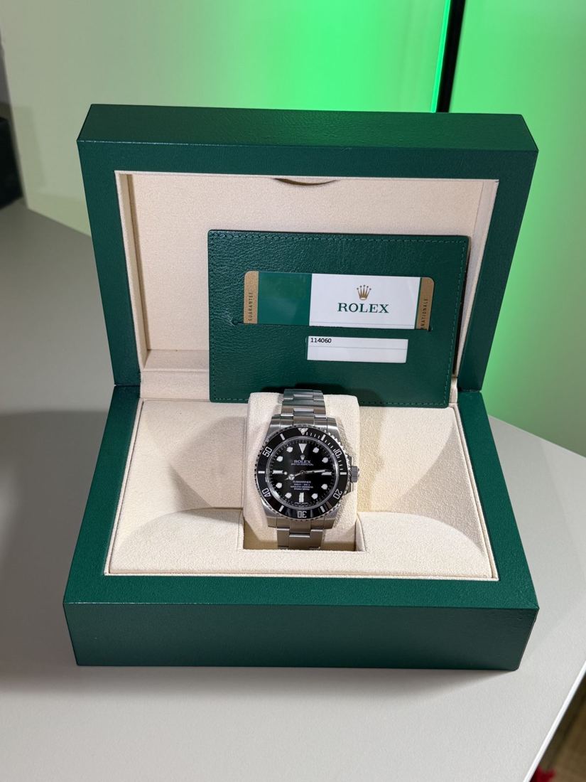 Montre noire avec écrin et papiers
