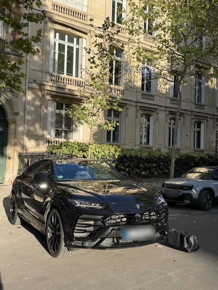 Voiture de luxe noire à Paris